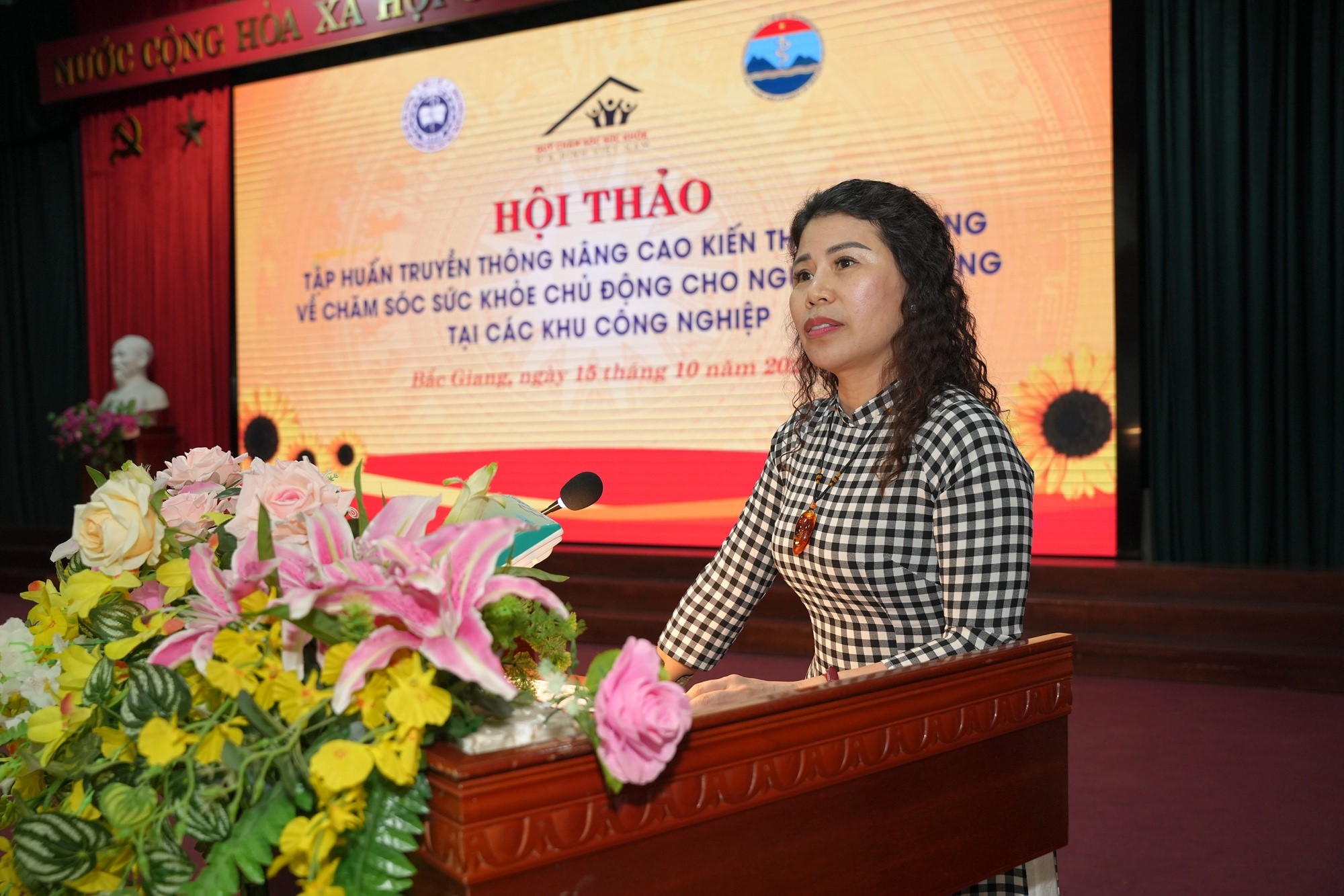 Đa phần người lao động đang 'bán sức khoẻ' khi trẻ, về già lo dành tiền đi khám bệnh - Ảnh 2.
