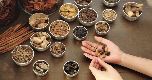 DƯỢC LIỆU Y HỌC CỔ TRUYỀN MANG NHIỀU GIÁ TRỊ TRONG CHĂM SÓC SỨC KHỎE NHÂN DÂN